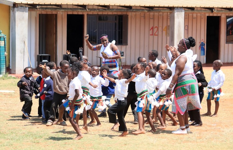 Vhutshilo Mountain School learners danced at a celebration to mark the 50th wedding anniversary of two of the school’s loyal donors, Monica and Les McNeill. Photos: Thembi Siaga